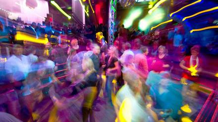 Tanzen ist in der Silvesternacht an einigen Orten in Berlin möglich - von Klassikern über R 'n' B bis Elektroswing ist alles dabei.