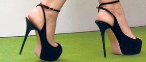Wirkt. Frauen mit Absatzschuhen sind für viele Männer attraktiv. 