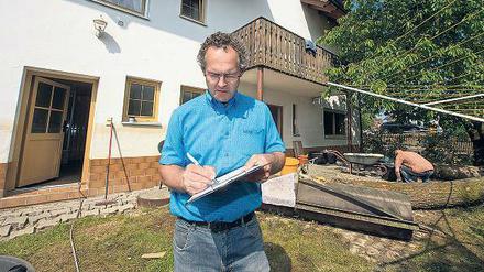 Sachverständige erstellen ein ausführliches Verkehrswertgutachten, das auch vor Gericht zugelassen ist.