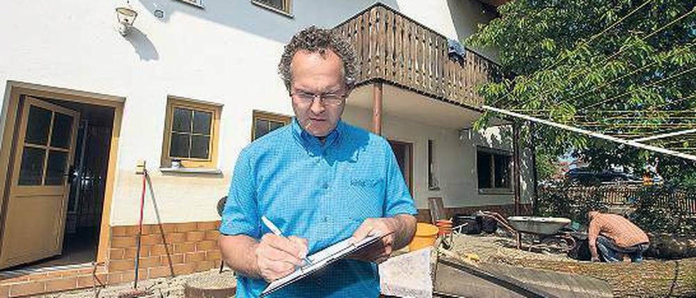 Sachverständige erstellen ein ausführliches Verkehrswertgutachten, das auch vor Gericht zugelassen ist.