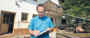 Sachverständige erstellen ein ausführliches Verkehrswertgutachten, das auch vor Gericht zugelassen ist.
