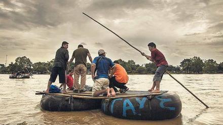 Richtung Hoffnung. Millionen fliehen vor Gewalt und Not. Nicht nur im Nahen Osten oder in Afrika, sondern auch in Mittelamerika. So versuchen viele Menschen wie diese hier, aus Guatemala über den Grenzfluss Suchiate nach Mexiko zu gelangen. 