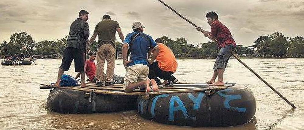 Richtung Hoffnung. Millionen fliehen vor Gewalt und Not. Nicht nur im Nahen Osten oder in Afrika, sondern auch in Mittelamerika. So versuchen viele Menschen wie diese hier, aus Guatemala über den Grenzfluss Suchiate nach Mexiko zu gelangen.