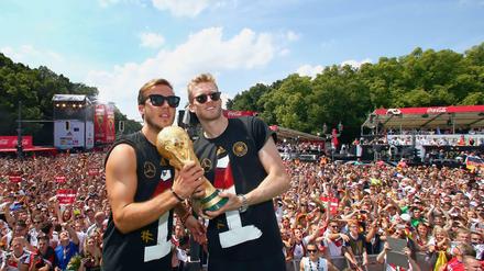 Vorbereiter und Siegtorschütze: André Schürrle und Mario Götze bei der Weltmeisterfeier auf der Berliner Fanmeile.