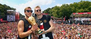 Vorbereiter und Siegtorschütze: André Schürrle und Mario Götze bei der Weltmeisterfeier auf der Berliner Fanmeile.