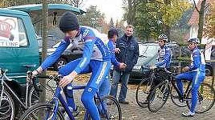 Vorbereitung auf der Rolle. Matthias vor einem Straßenrennen in Lohne.
