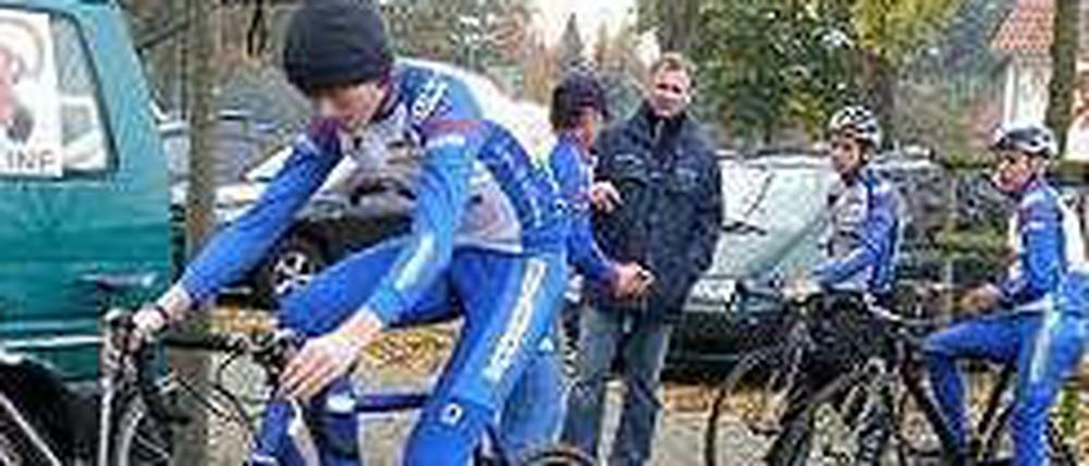 Vorbereitung auf der Rolle. Matthias vor einem Straßenrennen in Lohne.