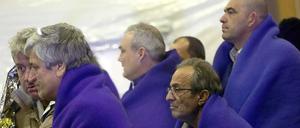 Überlebende des Fährunglücks kommen im Hafen von Brindisi an.