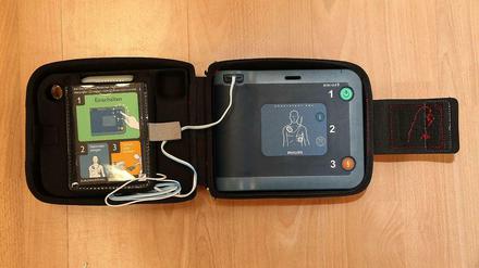 Ein Defibrillator ist leicht anzulegen und arbeitet nahezu von allein.