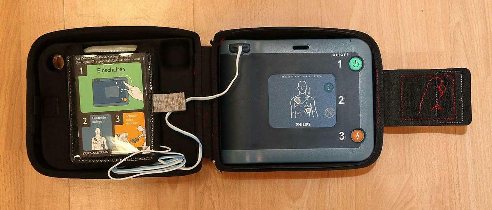 Ein Defibrillator ist leicht anzulegen und arbeitet nahezu von allein.