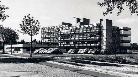 Das Max-Planck-Institut in der Dahlemer Ihnestraße. Zumindest in der Wahl ihres Autos waren sich die Forscher damals weitgehend einig. 