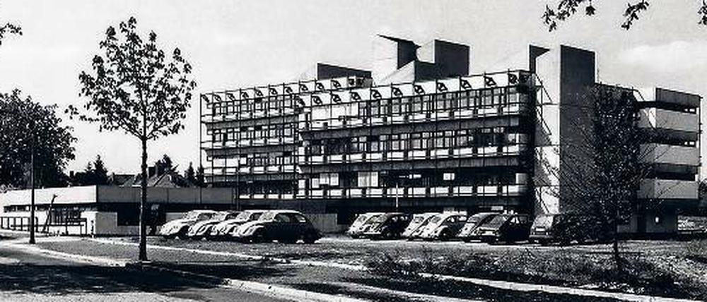 Das Max-Planck-Institut in der Dahlemer Ihnestraße. Zumindest in der Wahl ihres Autos waren sich die Forscher damals weitgehend einig.