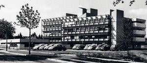 Das Max-Planck-Institut in der Dahlemer Ihnestraße. Zumindest in der Wahl ihres Autos waren sich die Forscher damals weitgehend einig.