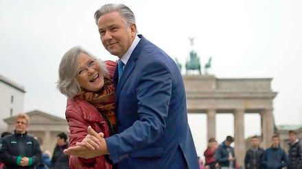 Unverstellt. Klaus Wowereit tanzt Tango auf dem Pariser Platz - zur Unterstützung der Stadtmission.