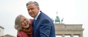 Unverstellt. Klaus Wowereit tanzt Tango auf dem Pariser Platz - zur Unterstützung der Stadtmission.