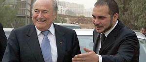 Fifa-Präsident Joseph Blatter (l.) und sein Herausforderer Prinz Ali bin Al-Hussein.