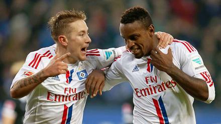 Die Hamburger Lewis Holtby (li.) und Torschütze Cleber jubeln nach dem Treffer zum 1:0.