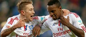 Die Hamburger Lewis Holtby (li.) und Torschütze Cleber jubeln nach dem Treffer zum 1:0.