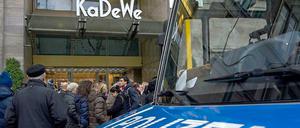 Das KaDeWe am Sonnabend: Viel Polizei und viele Besucher. Der Überfall dämpfte jedenfalls nicht den enormen Andrang.