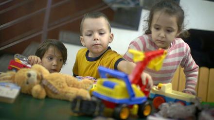 Flüchtlingskinder in Mainz spielen mit gespendeten Spielsachen.