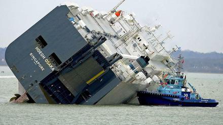 Festgefahren: Das 51 000-Tonnen-Schiff "Hoegh Osaka" liegt bewegungsunfähig auf einer Sandbank zwischen der Isle of Wight und dem englischen Festland.