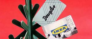 Plastikbaum. Fast alle großen Handelsketten geben Gutscheinkarten aus. Bis zu vier Prozent der Geldsumme wird nie eingelöst, heißt es.