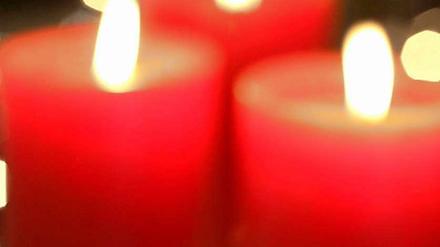 Kerzen stimmen auf Weihnachten ein.
