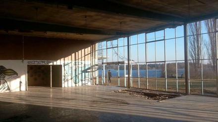Das "Casino" im Gutspark Kladow. Obwohl die Fenster zerstört sind, ist der Charme des Ortes mit Havelblick zu erkennen.