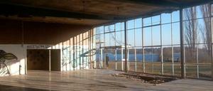 Das "Casino" im Gutspark Kladow. Obwohl die Fenster zerstört sind, ist der Charme des Ortes mit Havelblick zu erkennen.