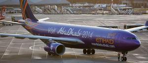 Ein Flugzeug der Fluggesellschaft Etihad landete jetzt erst mit mehr als 30 Stunden Verspätung auf dem Flughafen in Düsseldorf.(Nordrhein-Westfalen).