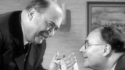Wegen 800 Mark. Heinz Erhardt (rechts) beantragt als Handelsvertreter Zatke einen Kredit und wird von Direktor Ehrlich (Oskar Sima) über den Tisch gezogen.