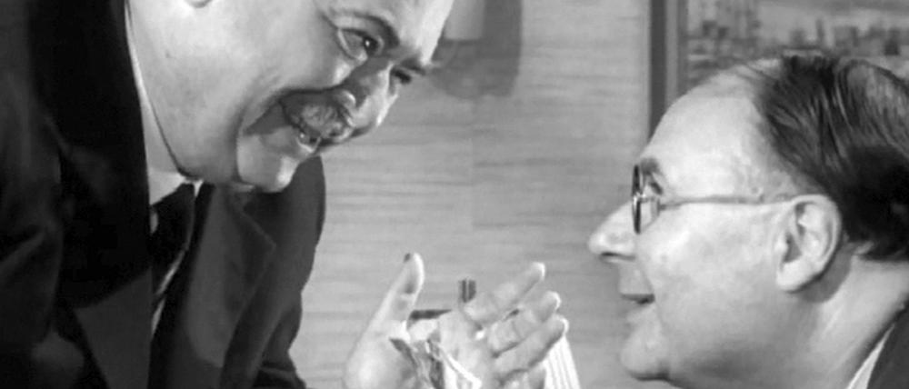 Wegen 800 Mark. Heinz Erhardt (rechts) beantragt als Handelsvertreter Zatke einen Kredit und wird von Direktor Ehrlich (Oskar Sima) über den Tisch gezogen.