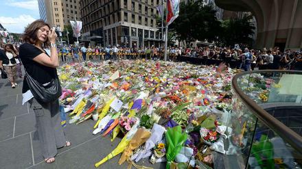 Tausende Blumensträuße legten die Australier am Dienstag an einer spontan errichteten Gedenkstätte nieder. 