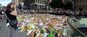 Tausende Blumensträuße legten die Australier am Dienstag an einer spontan errichteten Gedenkstätte nieder. 