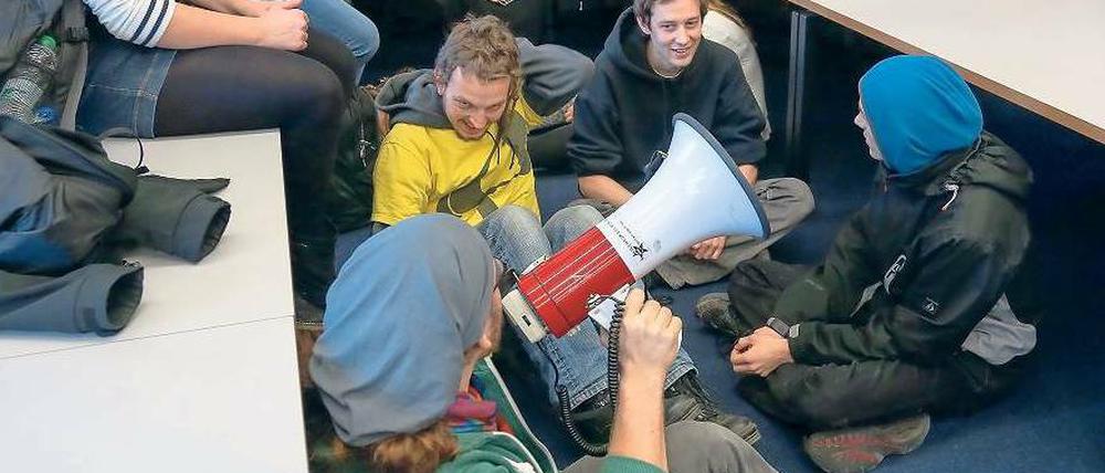 Empört euch! Studierende der FU Berlin besetzen im November 2012 nach einer Vollversammlung den Akademischen Senat der Uni. Sie wehren sich gegen „Zwangsexmatrikulation“ und Prüfungsdruck in der neuen Rahmenstudien- und prüfungsordnung.