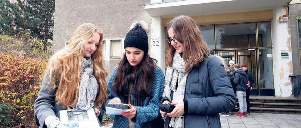 Da geht es lang. Schülerinnen und Schüler von der Schulfarm Insel Scharfenberg bei einer Schnitzeljagd auf dem Gelände der Staatssicherheit in Lichtenberg.