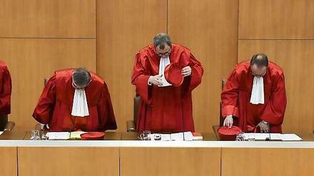 Sie müssen entscheiden. Die Zukunft der Erbschaftsteuer ist für Staat und Wirtschaft entscheidend - die Finanzminister wollen Einnahmen sichern, die Unternehmen nicht übermäßig belastet werden.