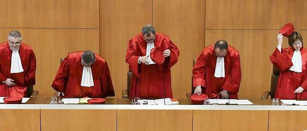 Sie müssen entscheiden. Die Zukunft der Erbschaftsteuer ist für Staat und Wirtschaft entscheidend - die Finanzminister wollen Einnahmen sichern, die Unternehmen nicht übermäßig belastet werden.
