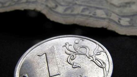 Abwärts. Ihrem Geld trauen die Russen nicht mehr - die inoffizielle Leitwährung ist der Dollar. 