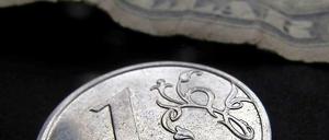 Abwärts. Ihrem Geld trauen die Russen nicht mehr - die inoffizielle Leitwährung ist der Dollar. 