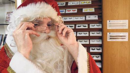 Der Student Jens Mehlbaum, eigentlich 35 Jahre, hat sich dank Latexmilch, Schminke und Kostüm in den Weihnachtsmann verwandelt. 