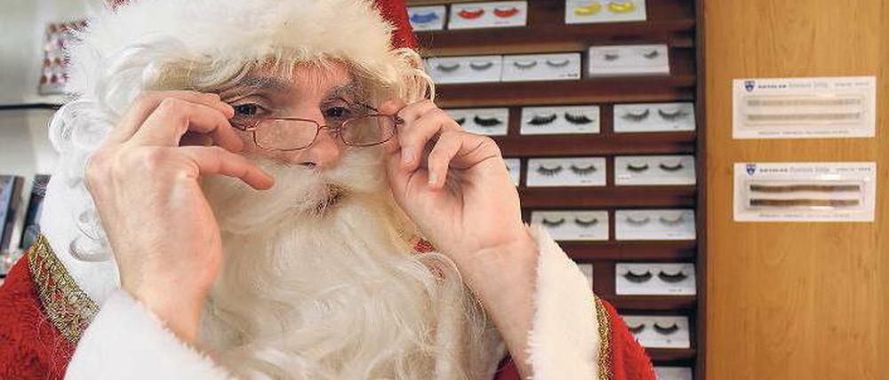 Der Student Jens Mehlbaum, eigentlich 35 Jahre, hat sich dank Latexmilch, Schminke und Kostüm in den Weihnachtsmann verwandelt. 