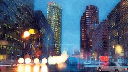 Licht aus, Sonne an. Die Stunden pro Tag, an denen man Berlin wie hier am Potsdamer Platz illuminieren muss, werden demnächst weniger. 