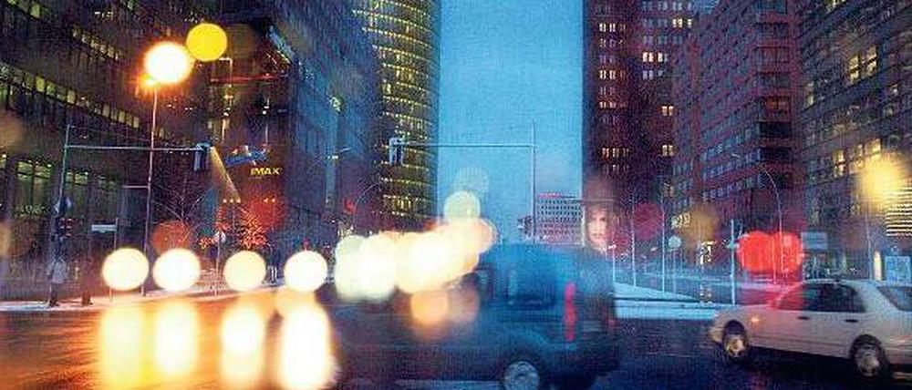 Licht aus, Sonne an. Die Stunden pro Tag, an denen man Berlin wie hier am Potsdamer Platz illuminieren muss, werden demnächst weniger. 
