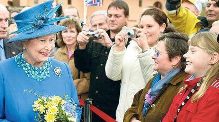 Im Land des Lachens: Die Queen freut sich 2004 im Krongut Bornstedt, Potsdam. 