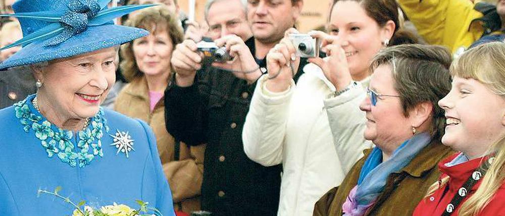 Im Land des Lachens: Die Queen freut sich 2004 im Krongut Bornstedt, Potsdam.