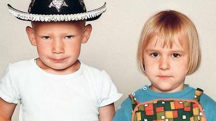Junge mit Sheriff-Hut und Colt, Mädchen mit Schneebesen