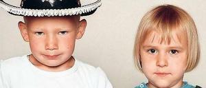Junge mit Sheriff-Hut und Colt, Mädchen mit Schneebesen