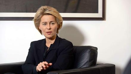 Verteidigungsministerin Ursula von der Leyen (CDU) hält die Entsendung von 100 Bundeswehrsoldaten in den Nord-Irak für "verfassungsfest".