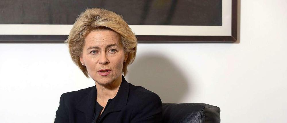Verteidigungsministerin Ursula von der Leyen (CDU) hält die Entsendung von 100 Bundeswehrsoldaten in den Nord-Irak für "verfassungsfest".